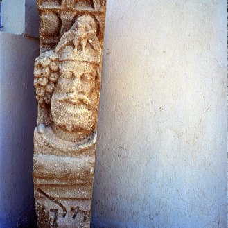 Temenos, tempio di Allat, concio di archivolto con il re Sanatruq I (162-176 d.C. circa) ed iscrizione