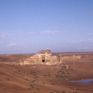 Il Tempio XIV (inizio del II secolo d.C) dopo gli scavi da diverse angolature e un particolare della cella con in evidenza la copertura a volta